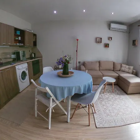 Into The Blue, 4 Guests, 5 Min Away From The Apartment